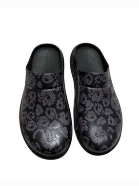 OOFOS Black & Purple Floral-Print Slip-On Clogs